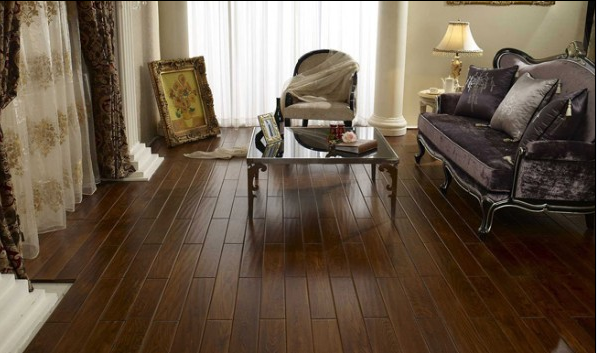  優(yōu)等品實木地板，呈現(xiàn)出的天然原木紋理和色彩圖案，給人以自然、柔和、富有親和力的質(zhì)感，同時有東暖夏涼、觸感好的特性。