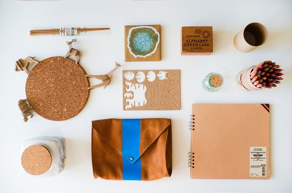 統(tǒng)一桌上物件如:筆記本、筆、杯子等