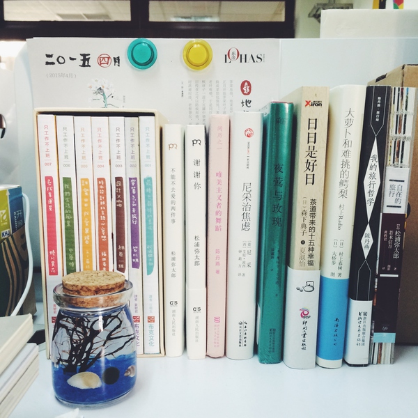 辦公桌小角落,分區(qū)收納,錯落有致