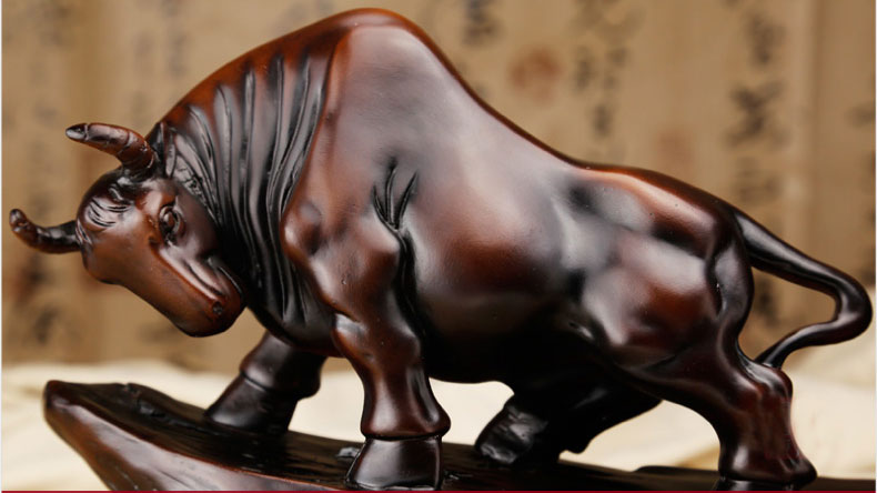 低頭向前的勁牛，象征著堅韌執著