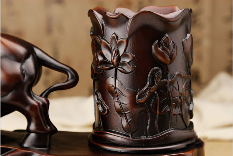 筆筒成聚財之狀，寓意財源滾滾而來