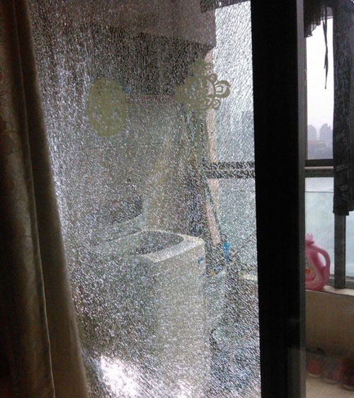 家里鋼化玻璃自爆了,應該怎么處理