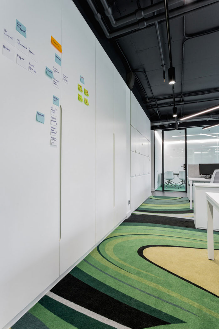 IT公司辦公室辦公區(qū)動線裝修設(shè)計效果圖