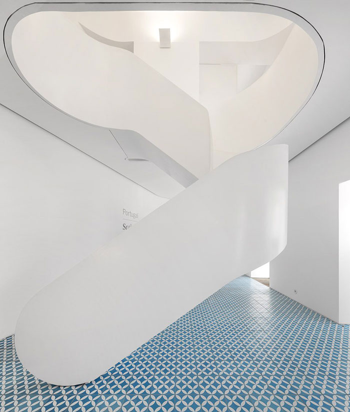 挑高層辦公室樓梯裝修設計效果圖